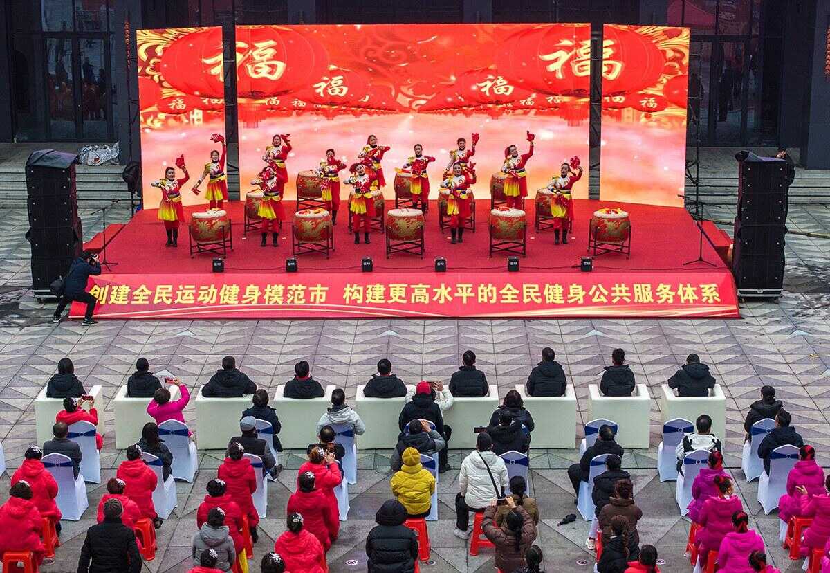 为她提供了